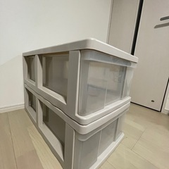 収納ボックス２つ（衣服・道具など）