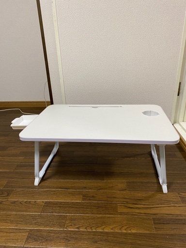 ベッドとソファ用のポータブル折りたたみ式学習机 1 個。