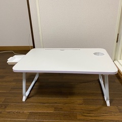 ベッドとソファ用のポータブル折りたたみ式学習机 1 個。