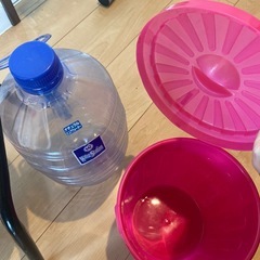 イス、水入れ、ゴミ箱の画像