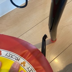 イス、水入れ、ゴミ箱の画像