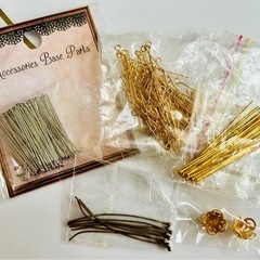 【取引中】ハンドメイドパーツ(ピアス、イヤリング、ビーズ、Tピン、丸ピン、丸カン、他セット)の画像