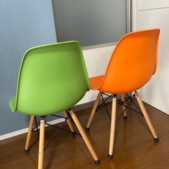 美品イームズ型チェアー2脚セットの画像