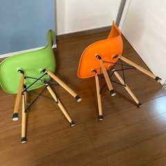 美品イームズ型チェアー2脚セットの画像