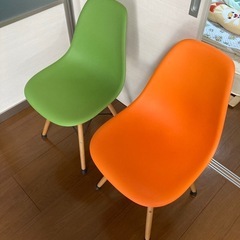 美品イームズ型チェアー2脚セットの画像