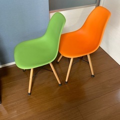 美品イームズ型チェアー2脚セットの画像
