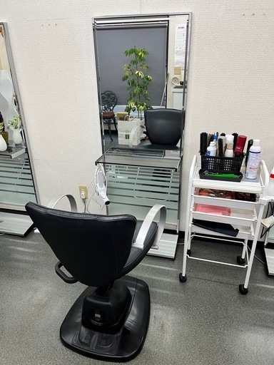 美容室で使ってた椅子と鏡
