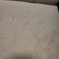 木の手すりのグレーのソファの画像