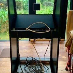 音楽機材とラックのセットの画像