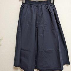 M ジーユー フレアスカート 紺色 大きめボタンの画像