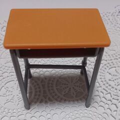 ミニチュアリーメント(学校の机)の画像