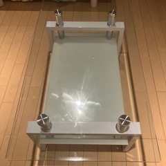 ガラスローテーブルの画像