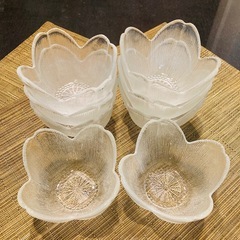ガラス器８個セット花の形の可愛い器　の画像