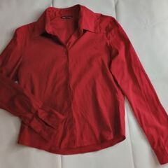 magazine rack 艶やかなフェラーリレッド色のブラウス...