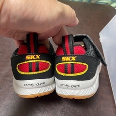 未使用品　SKECHERS キッズシューズ 黒/赤 15cmの画像