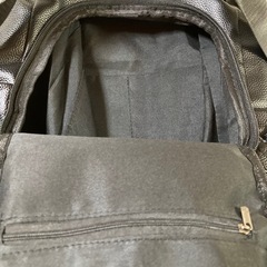 黒のレザー調リュックの画像