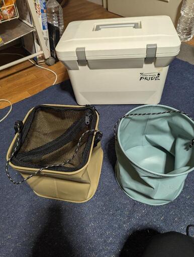 釣り具　クーラーボックスとアジバケツ