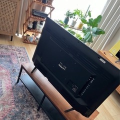 テレビ　43型　ハイセンス　テレビ台付きの画像