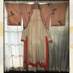 菊の花柄入りオレンジとベージュのシルク着物 - 美品の画像