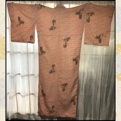 菊の花柄入りオレンジとベージュのシルク着物 - 美品の画像