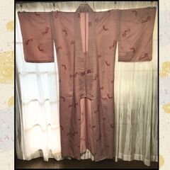 小さな赤い花柄シルク着物と黒色帯 - 美品の画像