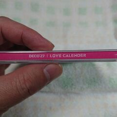 ♣　LOVE CALENDER DECO*27 　前作『愛迷エレジー』 に続く、DECO*27の3枚目のアルバム。高校3年の春、お互い初恋となる紅季と糸織が一緒に過ごした1年間の軌跡を月ごとに起こった出来事とともに描くラヴ・ストーリー。花火をモチーフにした「ライトラグ」ほかを収録。の画像