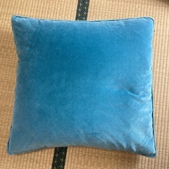 IKEAクッション4個カバー付きの画像