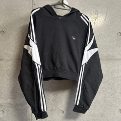 adidas クロップドフーディー