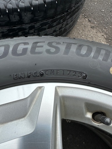 スバル
　フォレスター　純正アルミとタイヤ4本セット 225/60R17 
