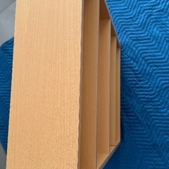 文庫本ラック　白とベージュ　一つずつで二つの画像