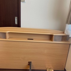 ダブルベッド、マットレス付き！