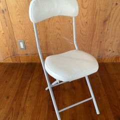 折りたたみイス白美品（ニトリ）
