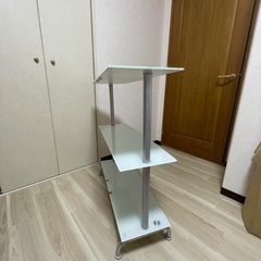 ガラス飾り棚の画像