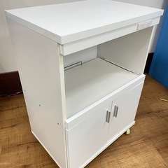 キャスター付きレンジ台/ホワイト(白色)レンジボード/キッチン収納/キッチンワゴン/動作確認済み/学生/単身用/新生活/大家族/一人暮らし/福岡市/糸島市/お買い替え対応/古い家電引取り処分可能/直接引取り/自社便配送可能 【JUN-PayPay】【クレジットカード･PayPay支払い可能】の画像