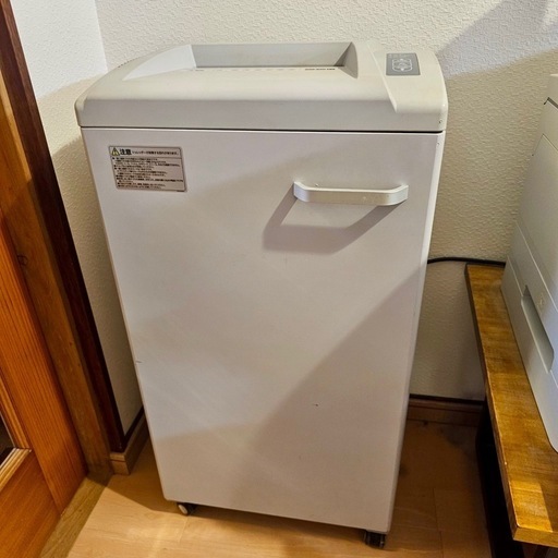 サンワサプライ 電動 シュレッダー 業務用 60L 1125枚収容 30分連続使用 A4/20枚細断 ホッチキス対応 カード対応 クロスカット 400-PSD054