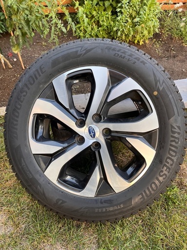 スバルアウトバックbt5　スタッドレスタイヤセット　美品