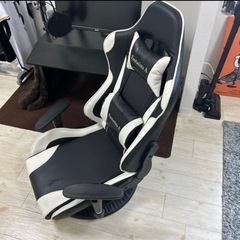ゲーミングチェア（座椅子）の画像