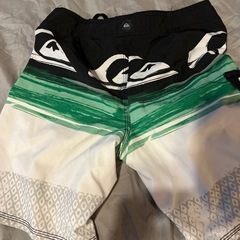 quiksilver サーフパンツ　男の子の画像