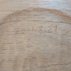木製の皿　飾り物？　2枚　　片方は（２００１　８－２７　一風谷　高野作　？）と記載の画像