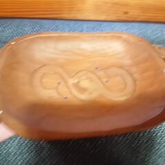 木製の皿　飾り物？　2枚　　片方は（２００１　８－２７　一風谷　高野作　？）と記載の画像