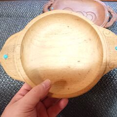 木製の皿　飾り物？　2枚　　片方は（２００１　８－２７　一風谷　高野作　？）と記載の画像
