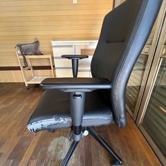 ビジネスチェア、サイドが少し朽ちていますの画像