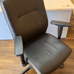 ビジネスチェア、サイドが少し朽ちています
