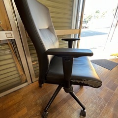 ビジネスチェア、サイドが少し朽ちていますの画像