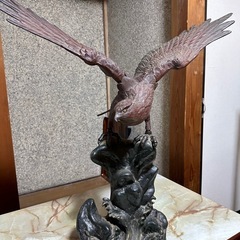 鷹の置物
