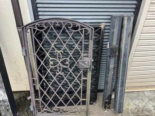 勝手口　鋳物扉