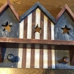アメリカンカントリー　壁掛け棚　フック付きの画像