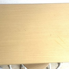 机と椅子のセットの画像