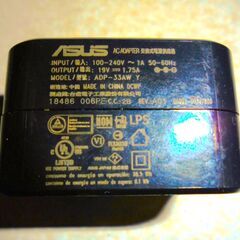 ASUS pc用電源アダプターの画像