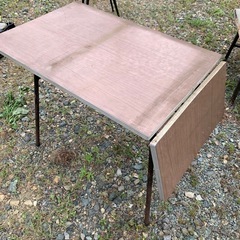 レトロ鉄脚テーブルの画像